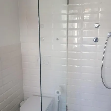 Gasthof Tiny With Private Bathroom - Bairro Alto Lissabon