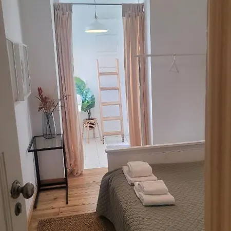Tiny With Private Bathroom - Bairro Alto Vendégház *