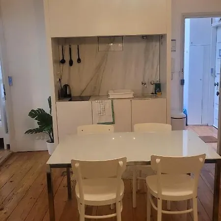 Гостьовий будинок Tiny With Private Bathroom - Bairro Alto