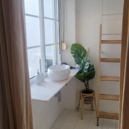 Tiny With Private Bathroom - Bairro Alto